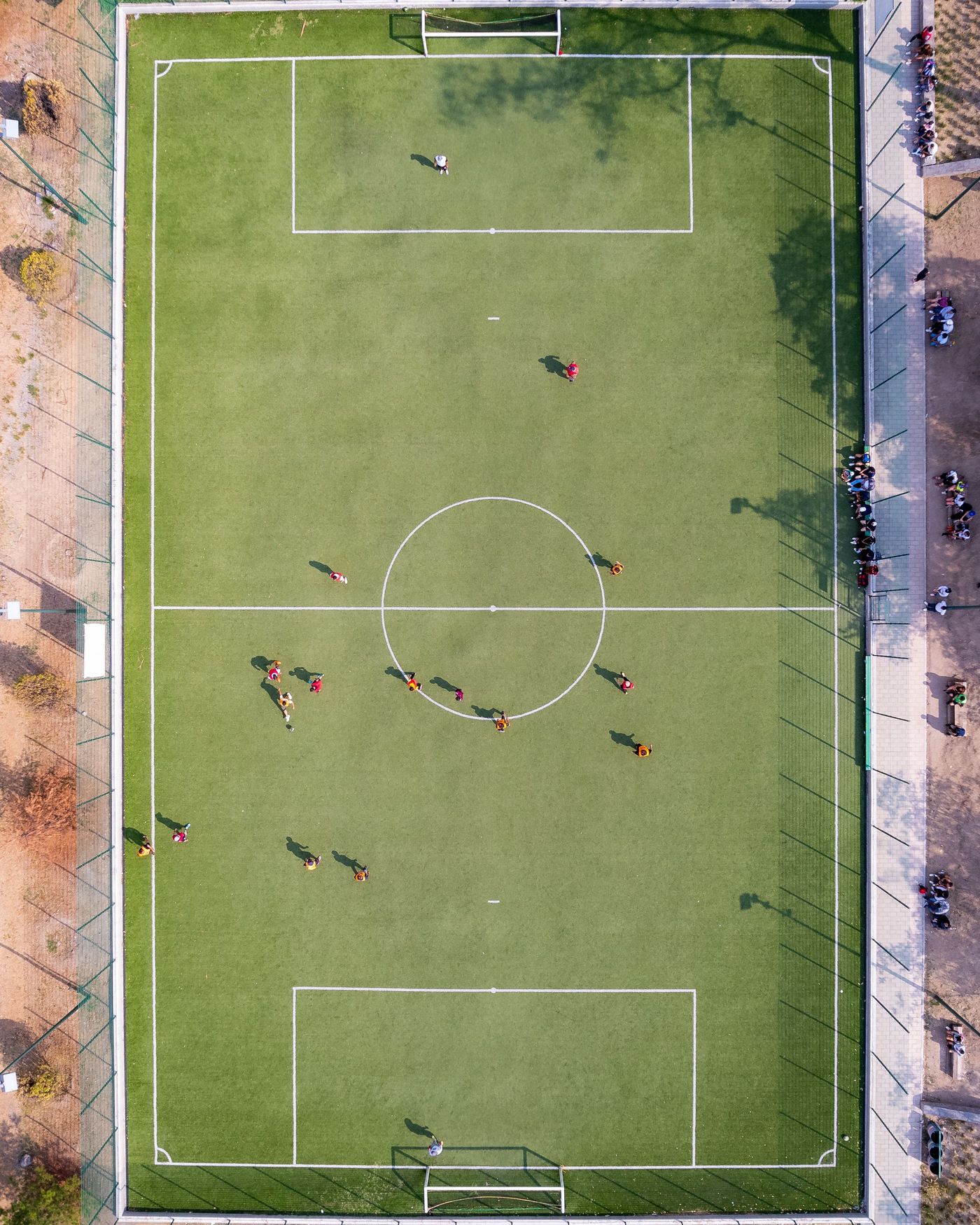 Vista aérea de un campo de fútbol completo durante un partido